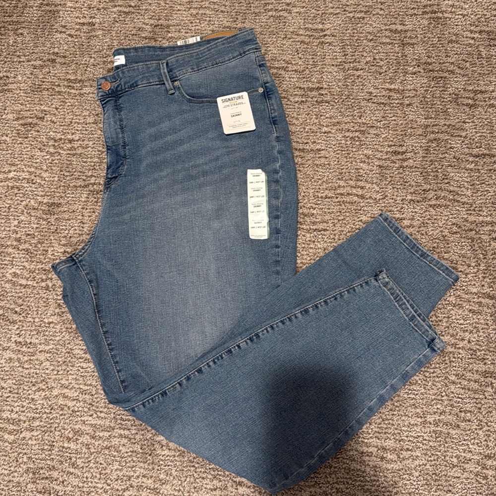 Signature by Levi Strauss Blue Skinny Jeans with Faded Design.